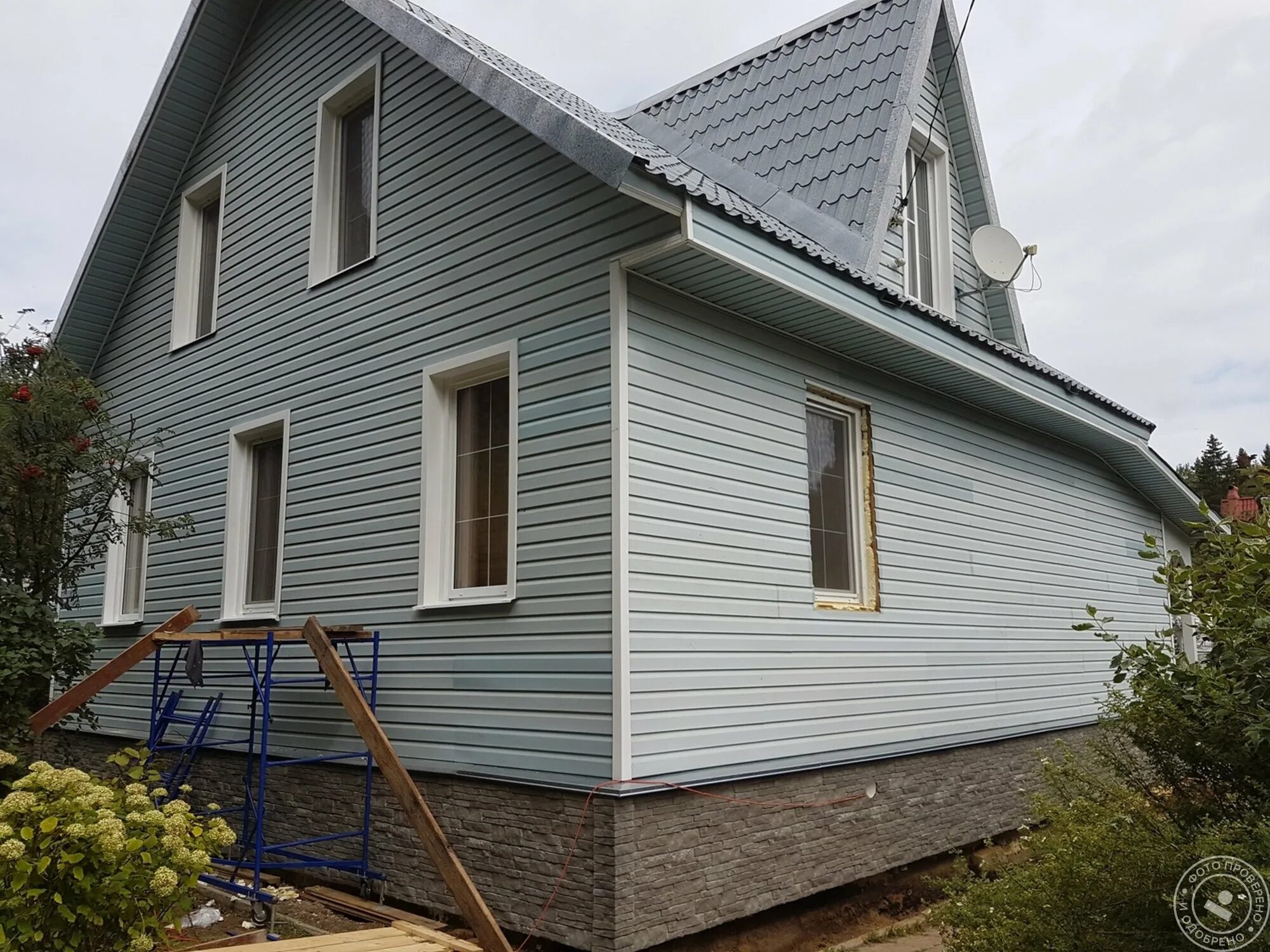 Обшивка домов сайдингом. Обобью сайдингом. Сайдинг fineber сандал. Обобью сайдингом. Дом обшитый сайдингом.