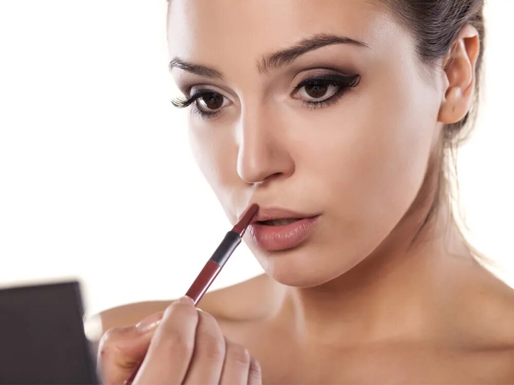 Бьюти советы по макияжу. Правильно нанести помаду. Женщина красит губы красивые. Схема нанесения помады. Девушка с накрашенными губами.