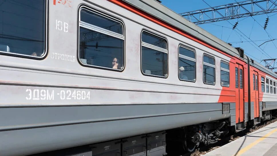 Поезд на вокзале ульяновск. Фирменный поезд «ульяновск/двухэтажный состав». Поезд ульяновск. Спб ульяновск поезд. Вагон габарита риц.