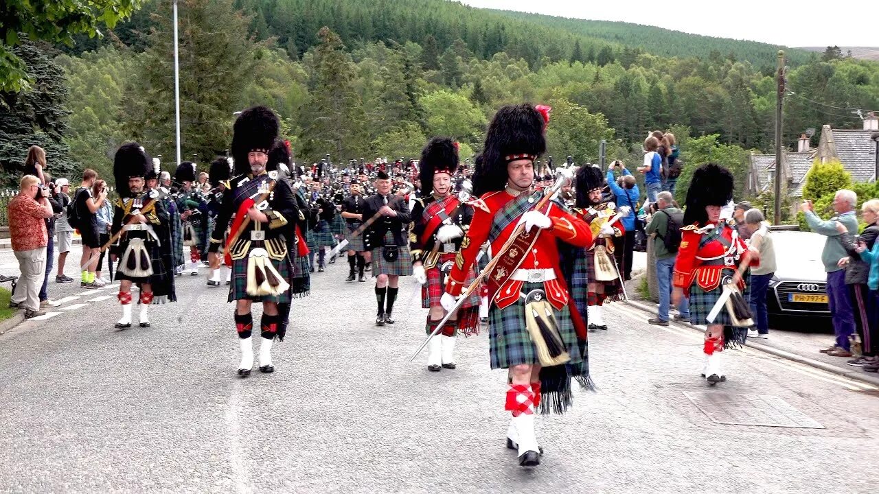 Marching Band Scotland. Хайленд марш. Горец с барабаном. Highland game Parade. Through the town