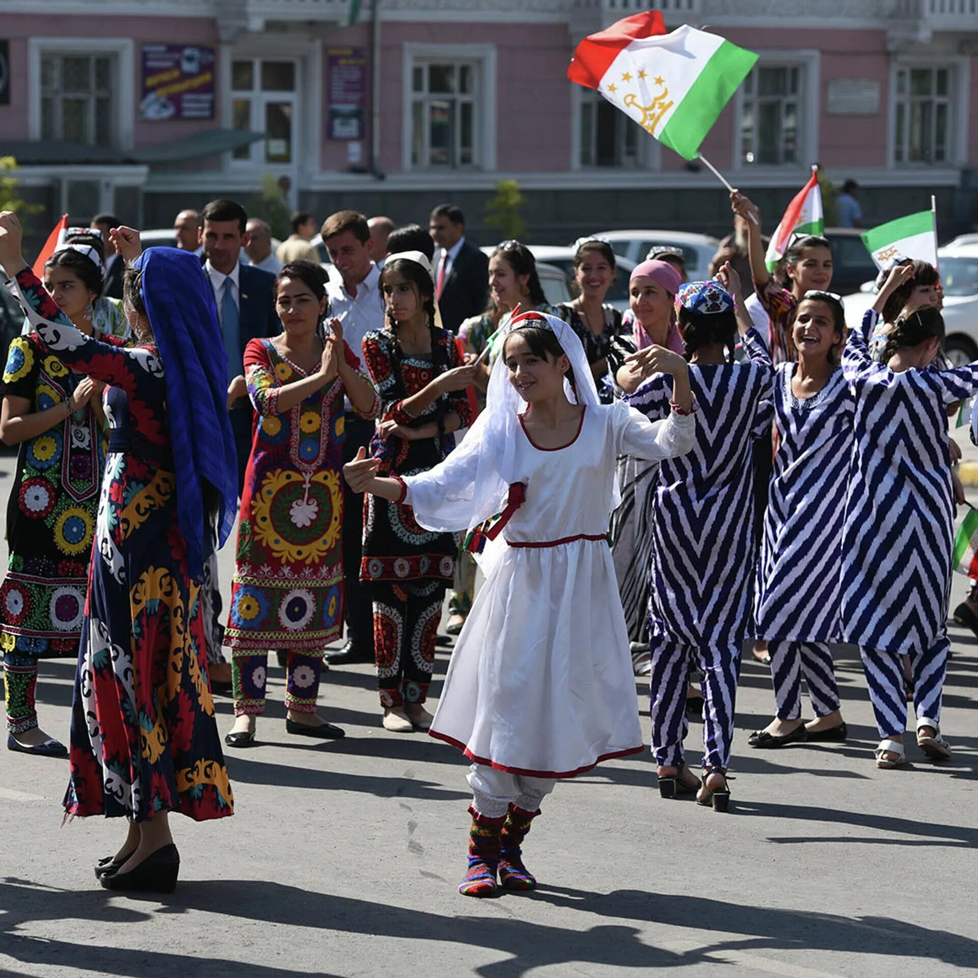 Сколько населения в таджикистане в 2024. Жители Таджикистана. Жители Душанбе. Душанбе народ. Жители Таджикистана фото.