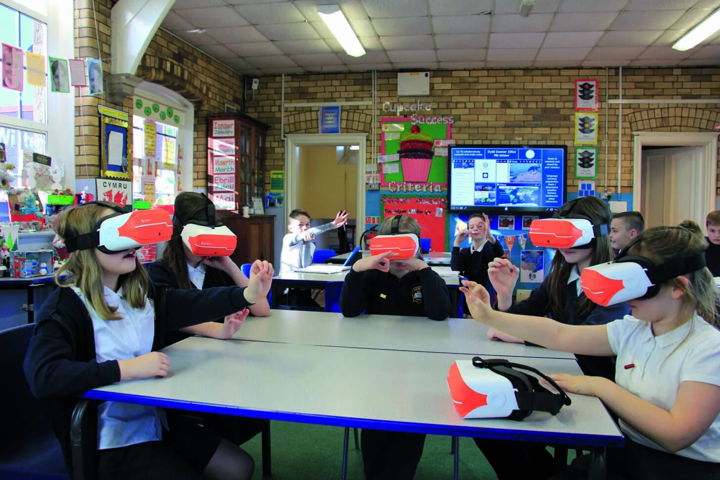 Vr класс. Виртуальная реальность в образовании. Очки виртуальной реальности в школе. VR технологии в образовании. Виртуальная реальность дети в школе.