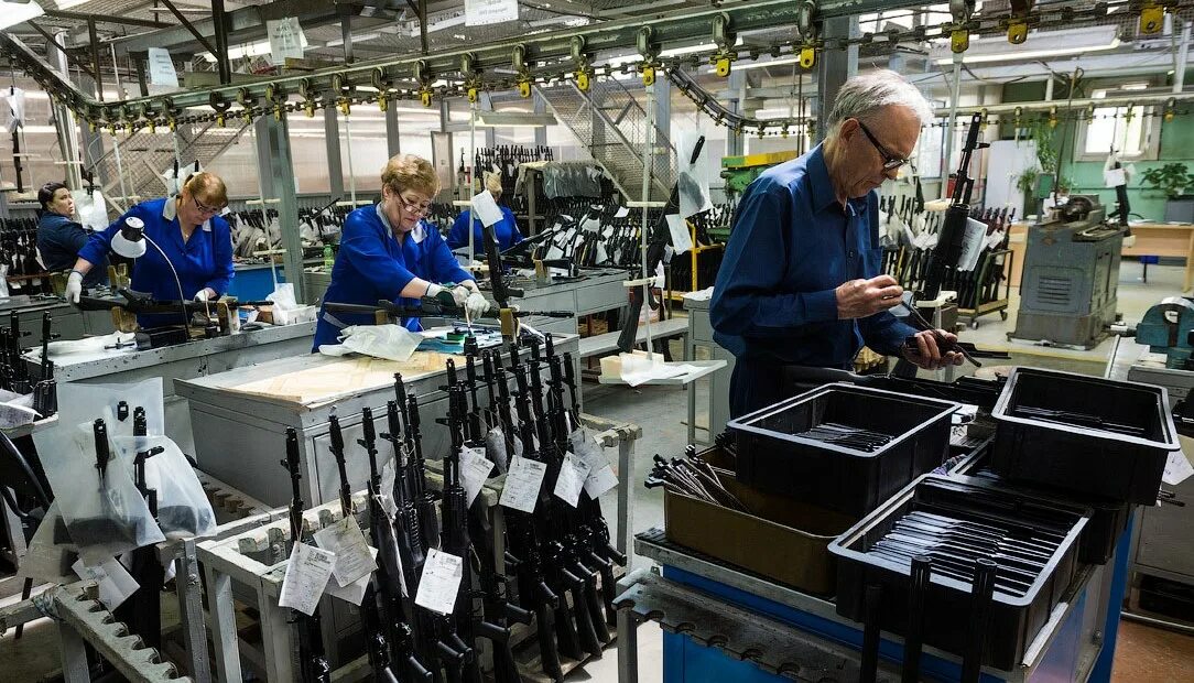 ижевский машиностроительный завод ижмаш. производство вооружений. завод оружейный завод в туле. завод по производству оружия. завод ижмаш 2022.