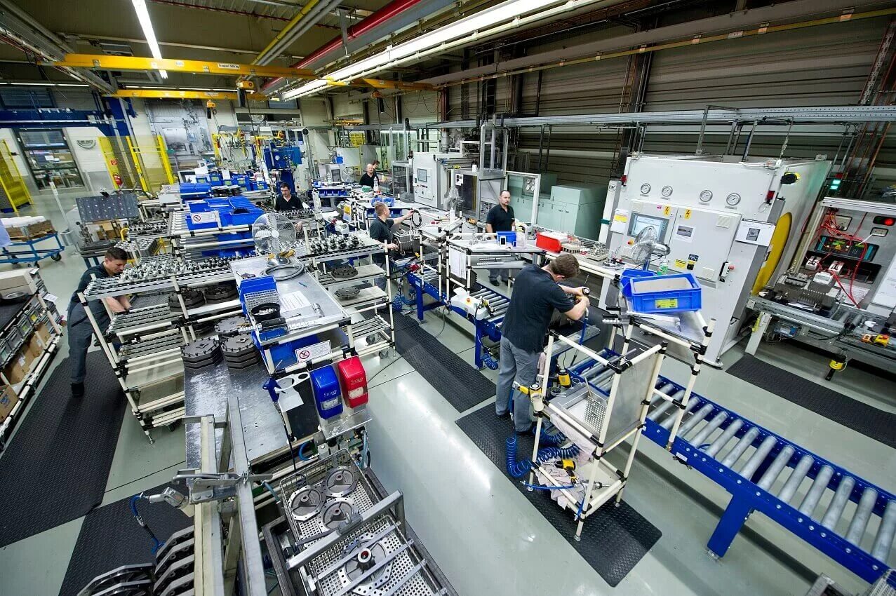 высокотехнологичное оборудование. промышленная автоматика siemens. фармацевтическое оборудование. оборудование на заводе. пластмассы в промышленности.