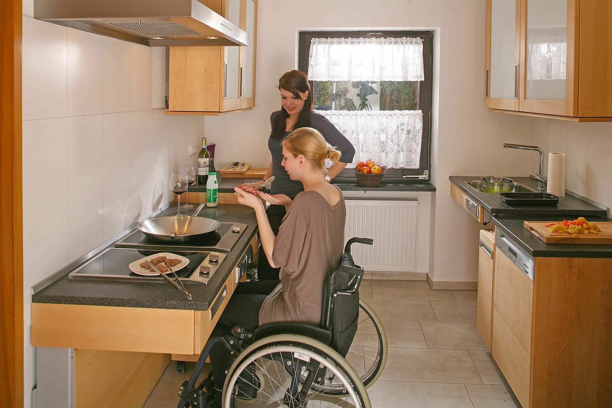 Домашние бытовые условия. Кухня для инвалида колясочника. Кухня для людей с ограниченными возможностями. Кухонный гарнитур для инвалидов колясочников. Кухня для маломобильных людей.