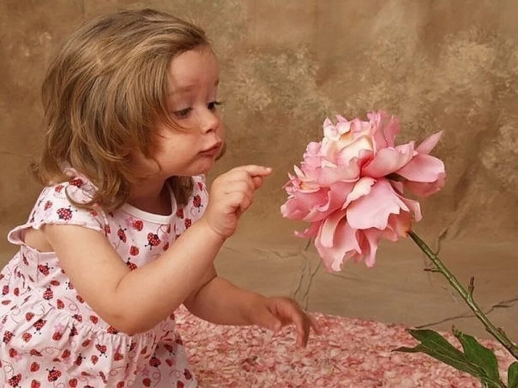 Дарить детям жизнь. Дети с цветами. Дети цветы жизни. Восторг от жизни. Цветы для детей.