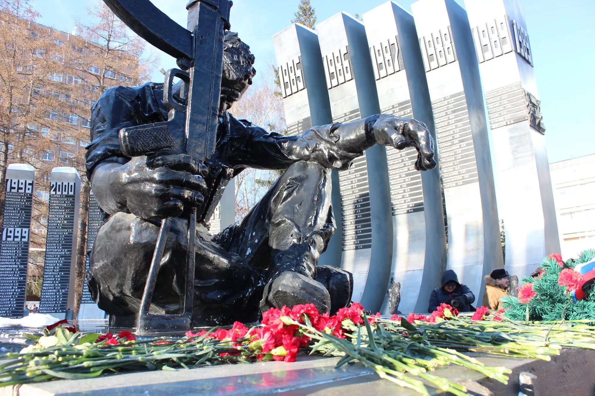 памятник-мемориал черный тюльпан норильск. в каком году снят черный тюльпан. памятники воинам афганцам черный тюльпан. ален делон фанфан тюльпан. мемориал черный тюльпан екатеринбург.