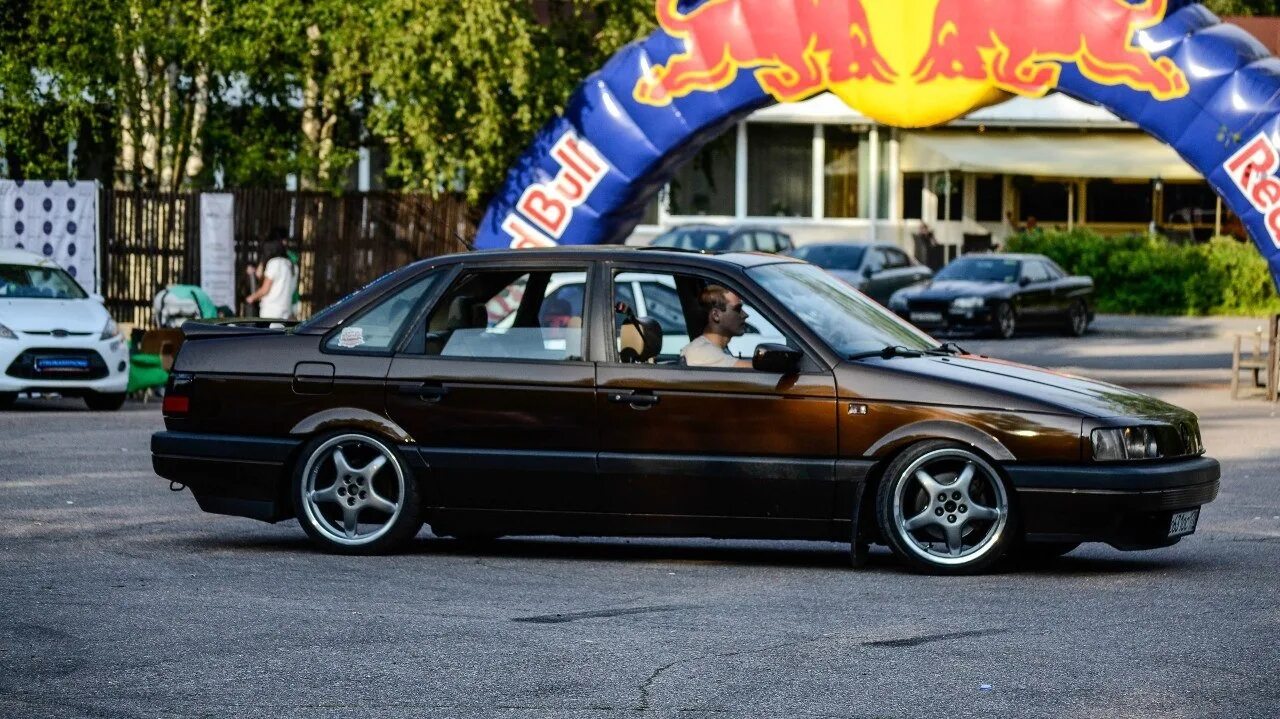 Volkswagen Passat b3 stance. Пассат б3 стенс седан. Фольксваген Пассат б3 тюнинг. Тюнингованный Пассат б3 седан. Пассат б3 москва