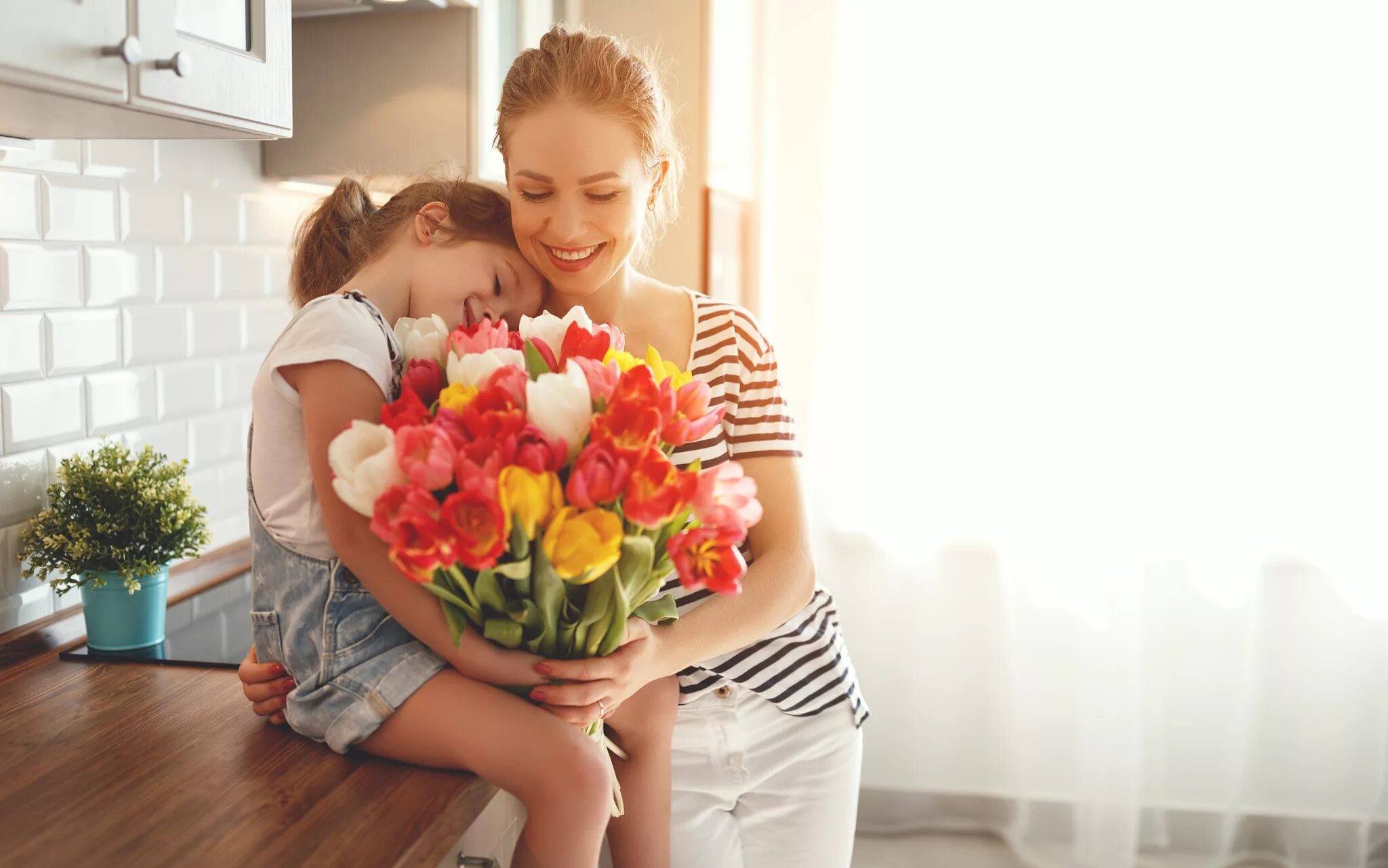 Цветы для мамы. Красивый букет для мамы. День матери. Ребенок дарит цветы маме. Почему мама красивая