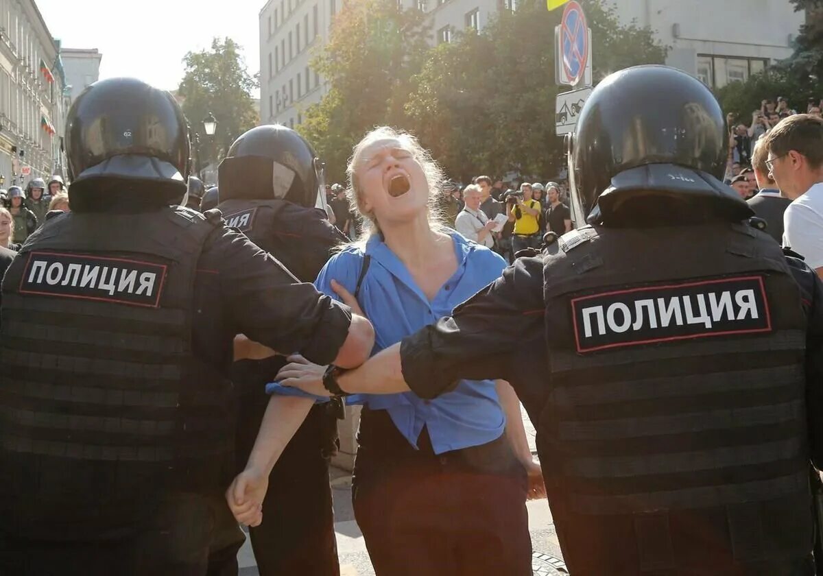 Протесты. Митинги в испании. Протесты в барселоне. Задержания на митинге в москве. Протест наказание протест наказание.