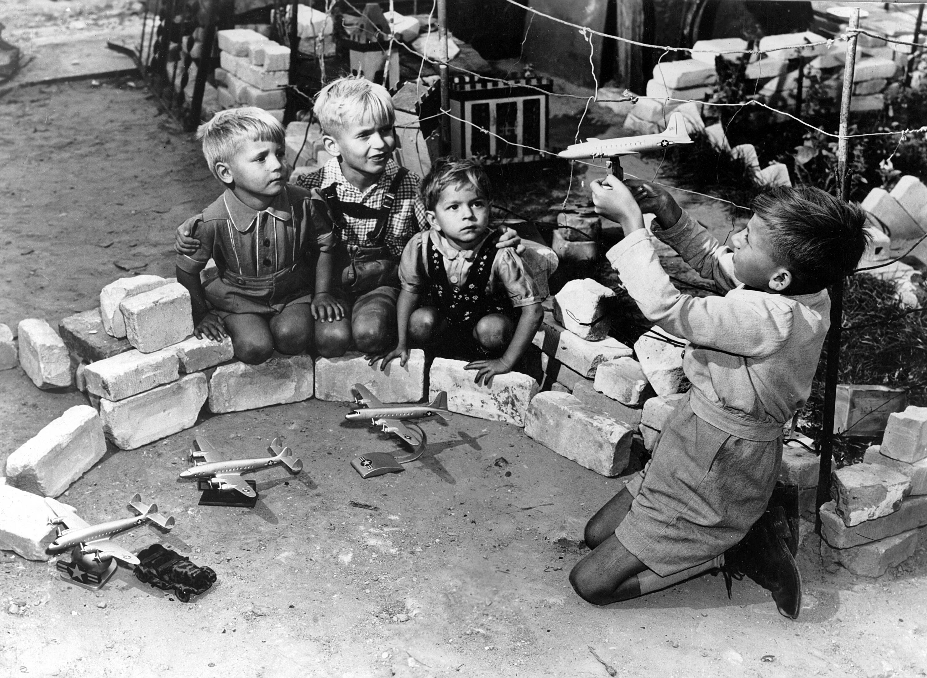 Фото детей во время войны. Воздушный мост Берлин 1948. Детские сады в блокадном Ленинграде. Блокада Ленинграда 1941-1945 дети. Блокада Берлина 1948.