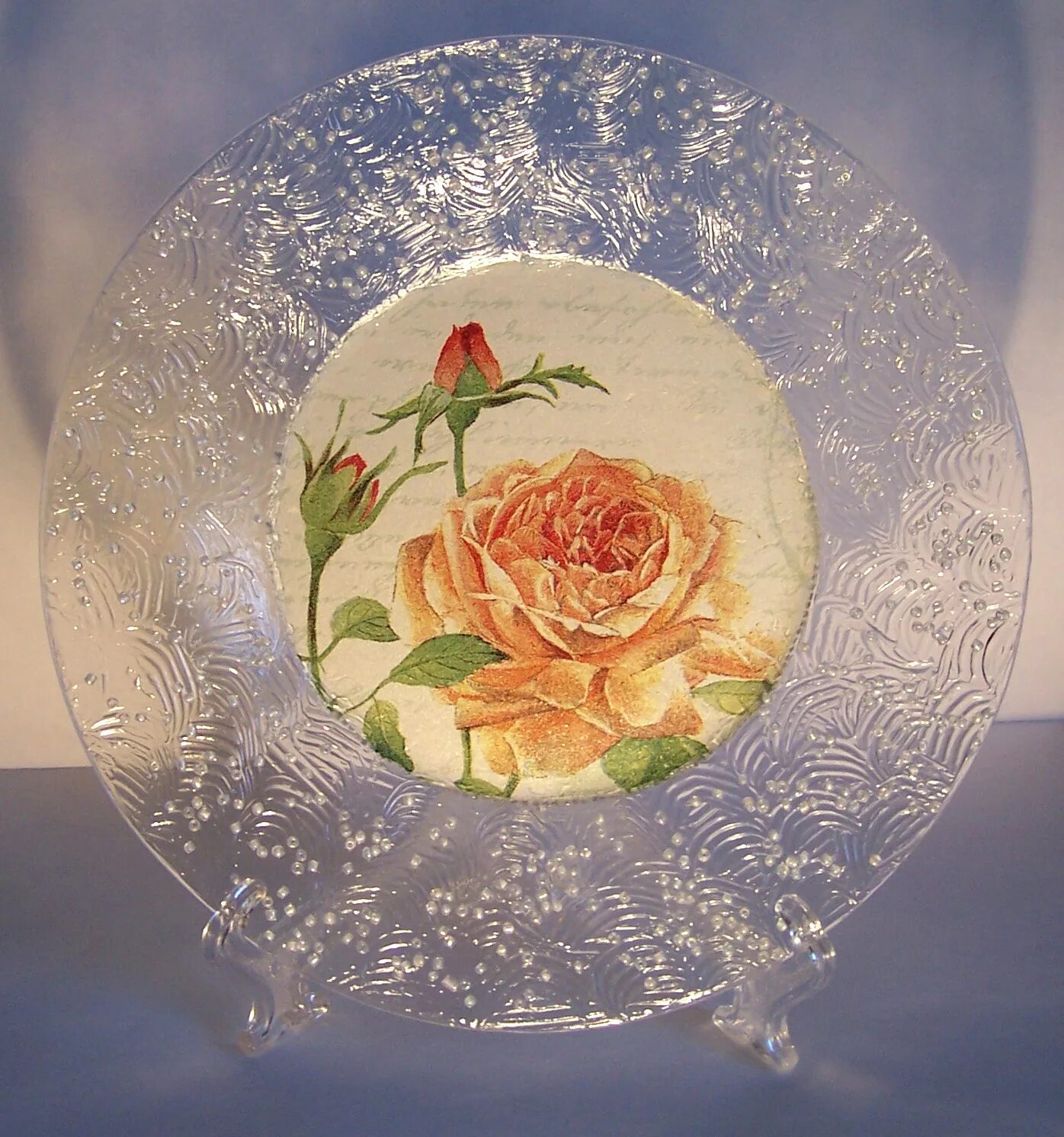 Декупаж стеклянной тарелки. Обратный декупаж. Обратный декупаж. Декупаж на прозрачной тарелке. Декупаж тарелки.