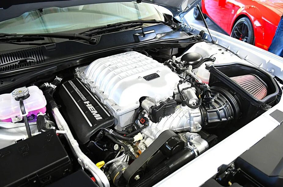 Додж Челленджер 2022. Двигатель dodge Challenger Hellcat. Dodge Challenger Hellcat engine. Dodge Challenger srt Hellcat двигатель.