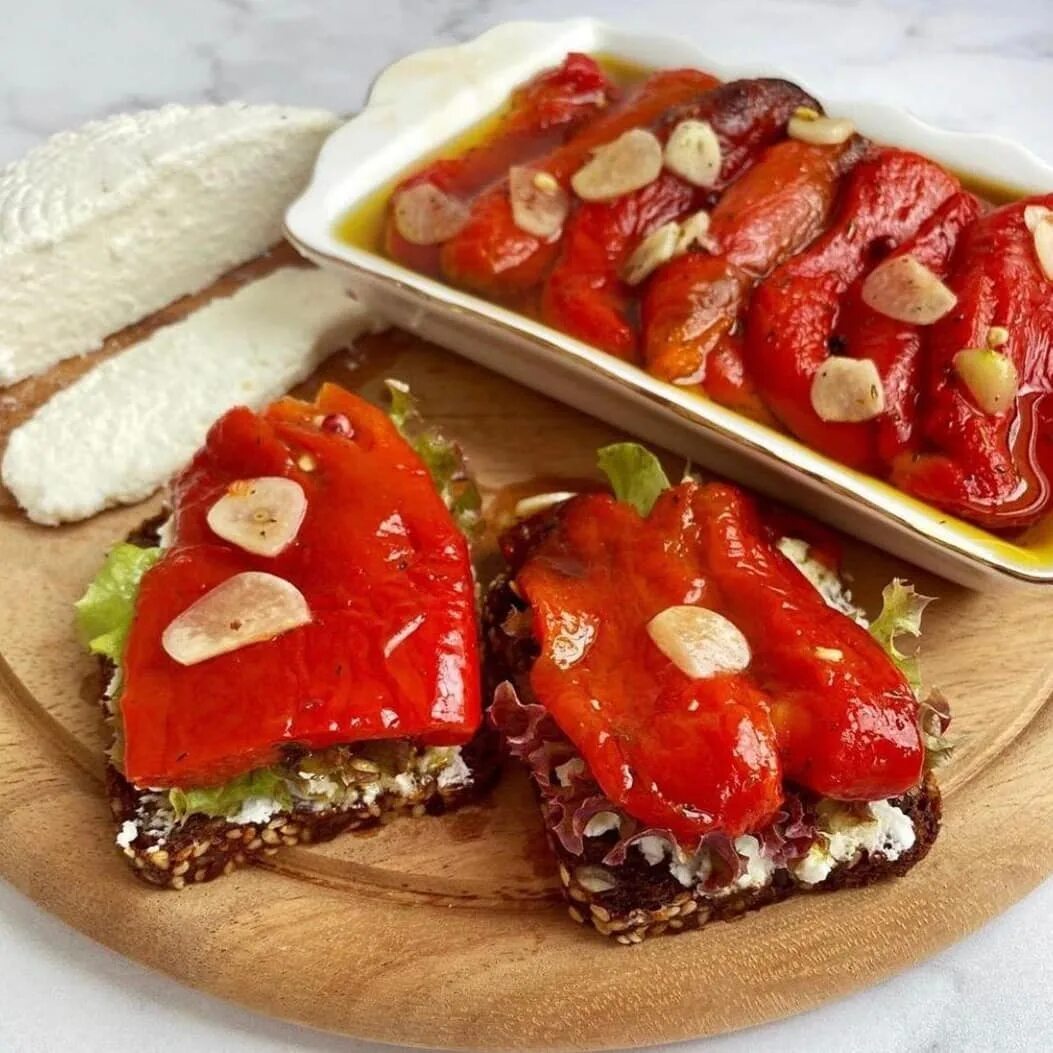 Запеченный перец в маринаде. Запеченные перцы в маринаде. Болгарский перец с чесноком. Запеченный перец в маринаде. Сладкий перец на гриле.