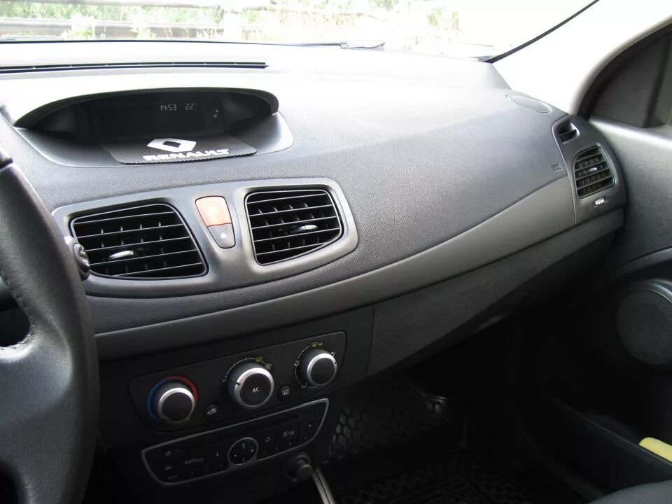 Торпедо renault fluence. Динамики в торпеду рено флюенс. Торпеда рено флюенс 2014. Торпеда рено флюенс 2012. Торпедо сандеро 2.