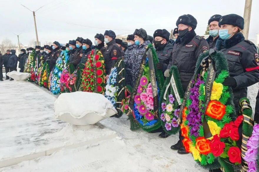 Похороны Дениса Михалева Мишкино Курганской обл. Прощание с Денисом Михалевым в Мишкино. Похороны в Курганской области. В Майском Курганская область простились с погибшим.