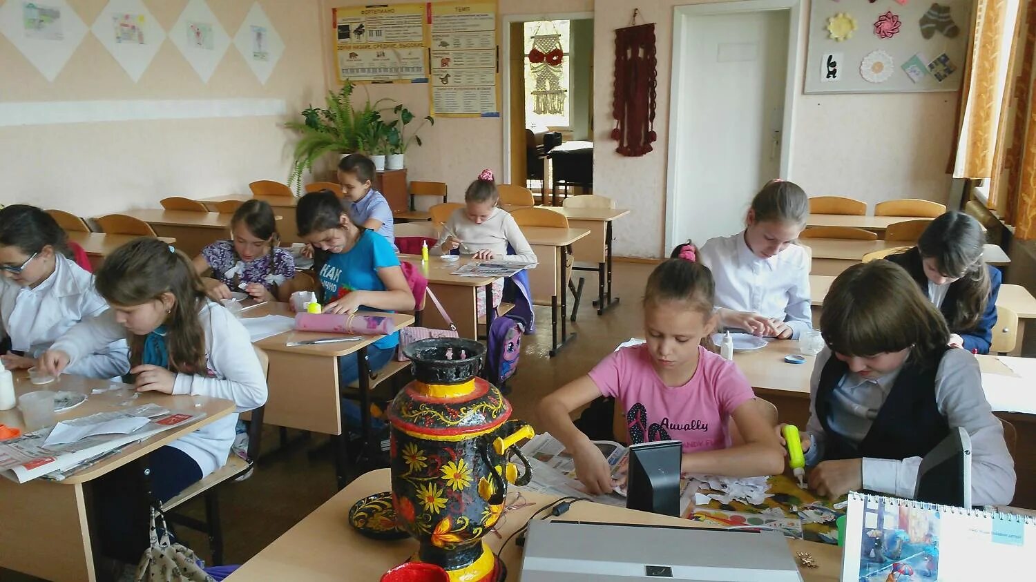 последние занятия кружка. дети в библиотеке. занятия кружка. дети на кружках. мастер классы для детей на улице.