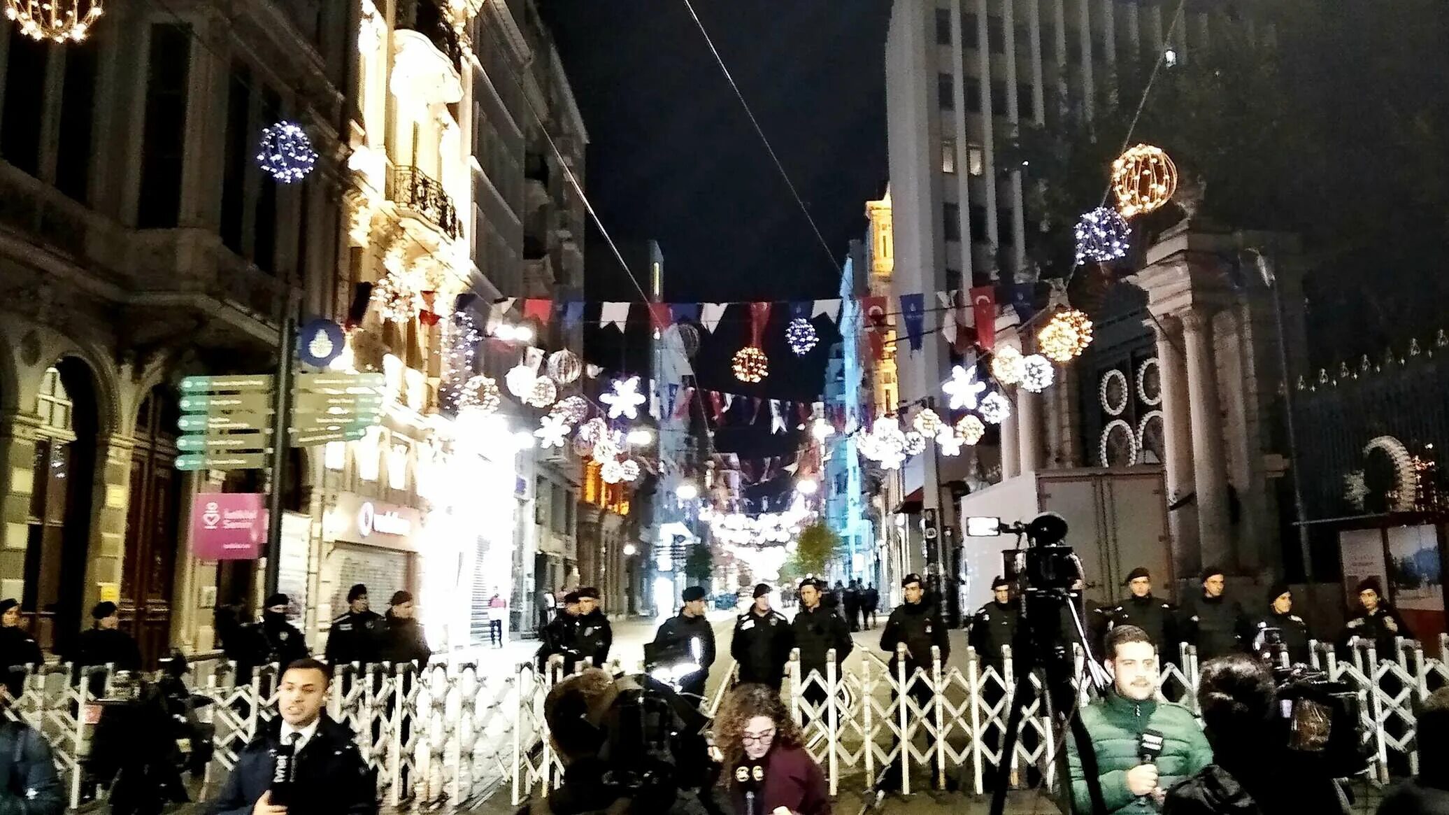 Стамбул Рождество. Новый год в Стамбуле фото. Американские улицы ночью. Террористический акт в Стамбуле.