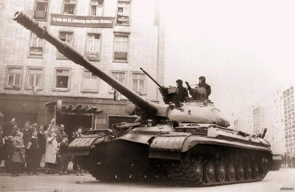 Применение т 10. Т-10 танк. Советский тяжелый танк т-10 м. Т10 танк вооружение. Т-10 танк СССР.