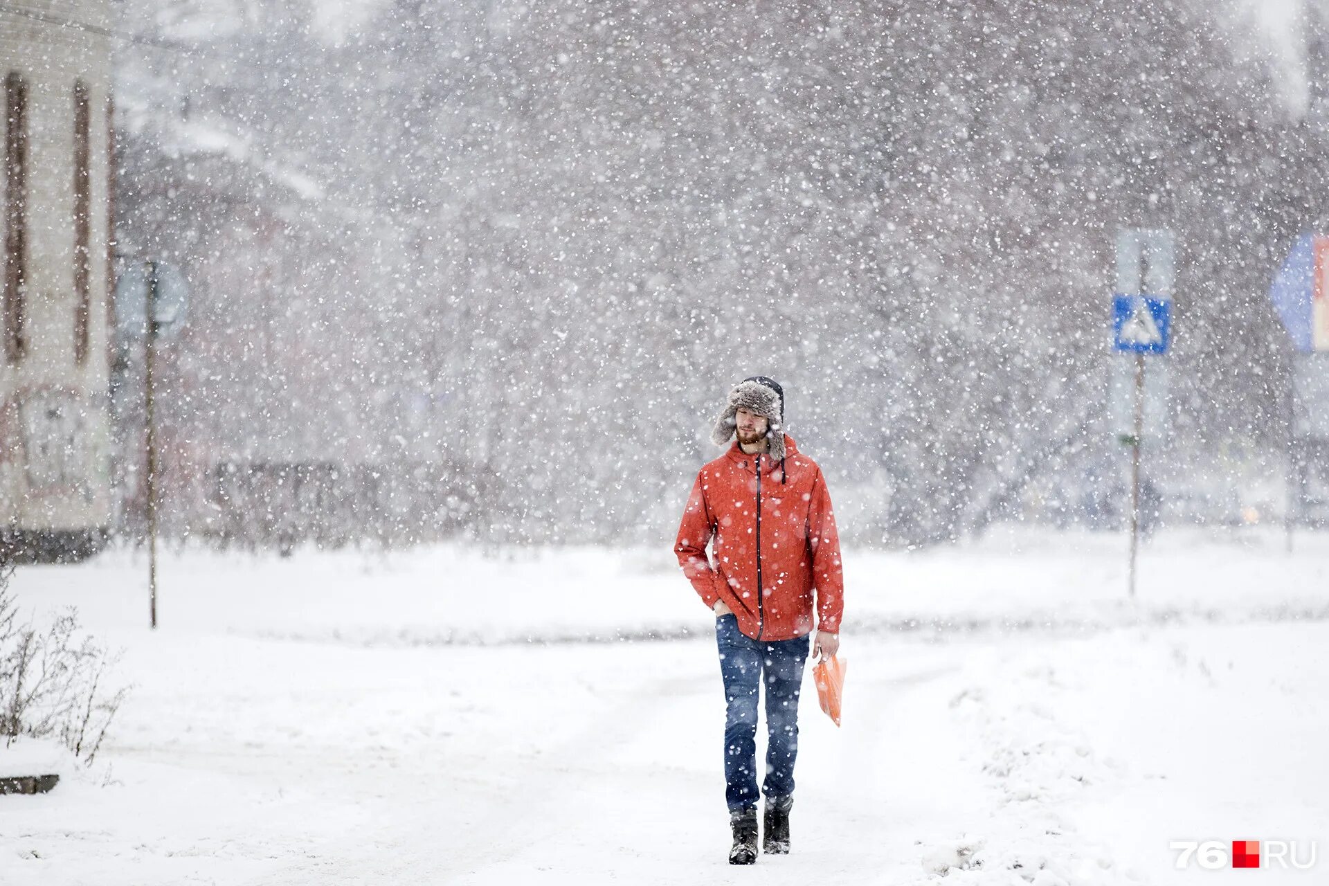 сильный ветер снегопад.