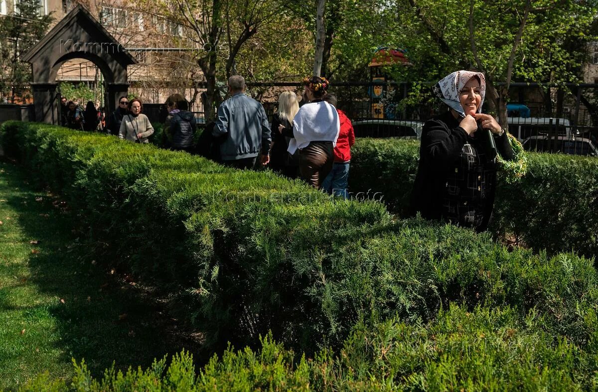 Цахказард в армении. Церковь всемогущей Богоматери в Ереване. Цахказард Вербное воскресенье. Прощенное воскресенье армянская Церковь. Цахказард» или «Царзардар».