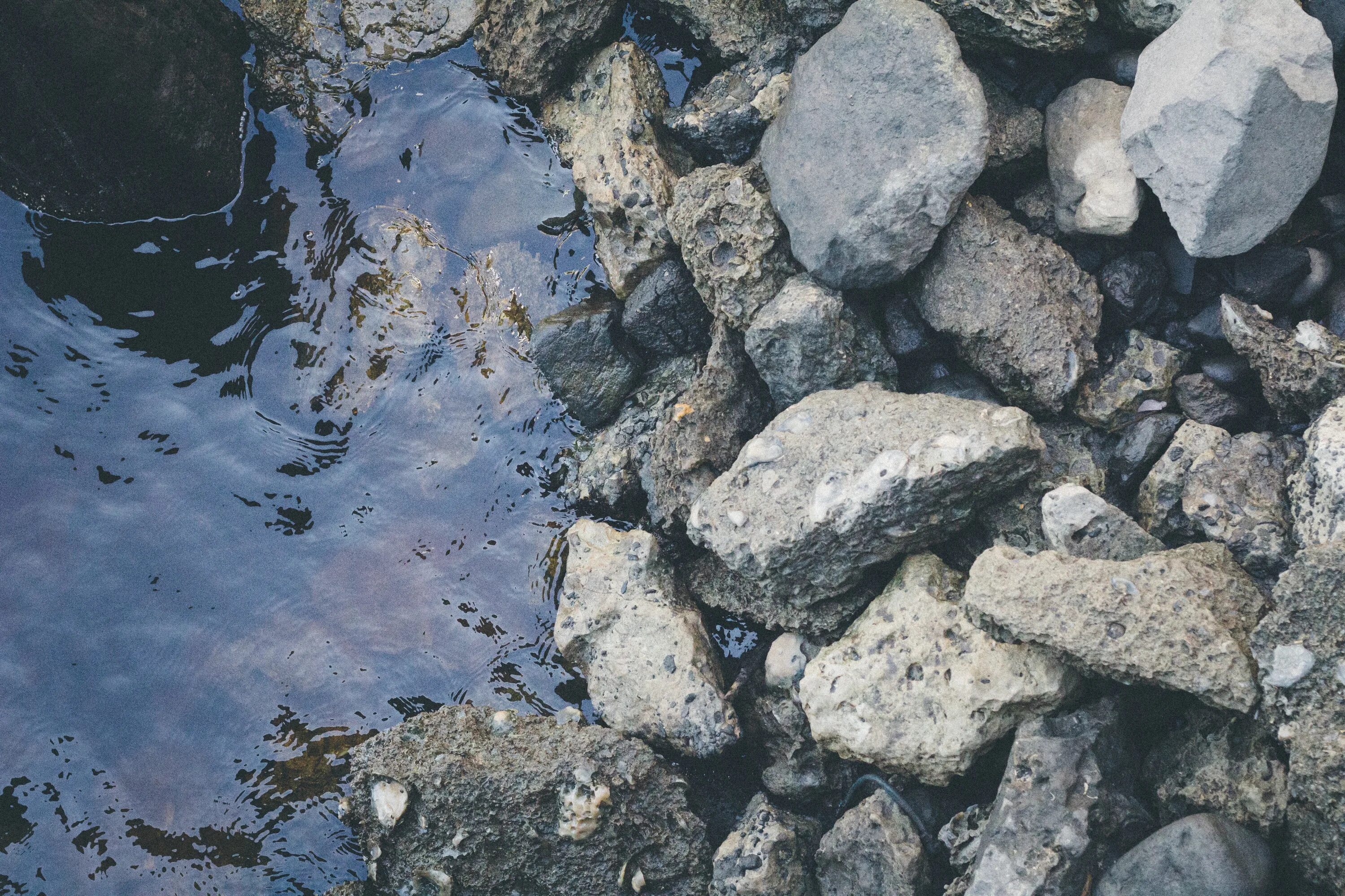 Вода горная порода. Обломки камней. Осколки камней. Вода в горных породах. Осколок гальки.