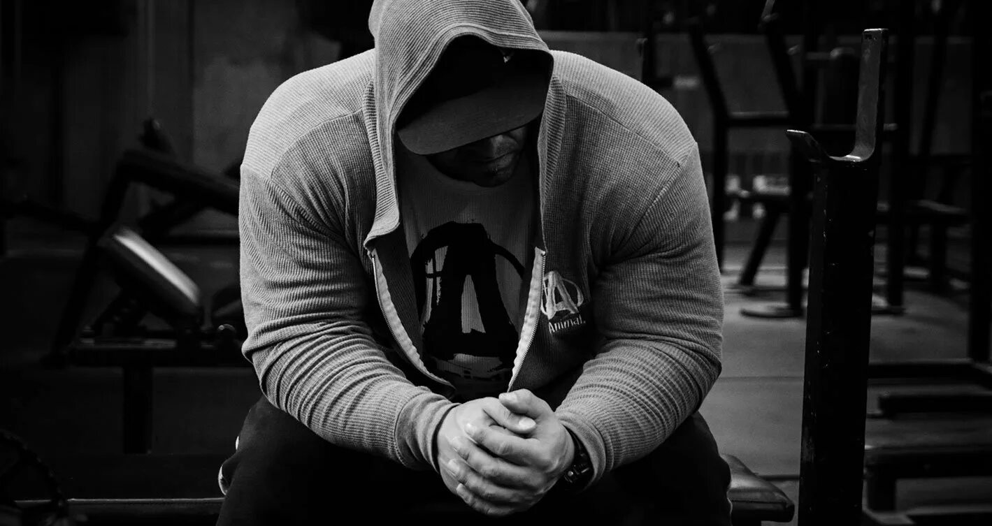 Frank MCGRATH В капюшоне. Парень в капюшоне спортивный. Спортивный парень со спины. Качок со спины в капюшоне. На спорте пацаны не спорьте