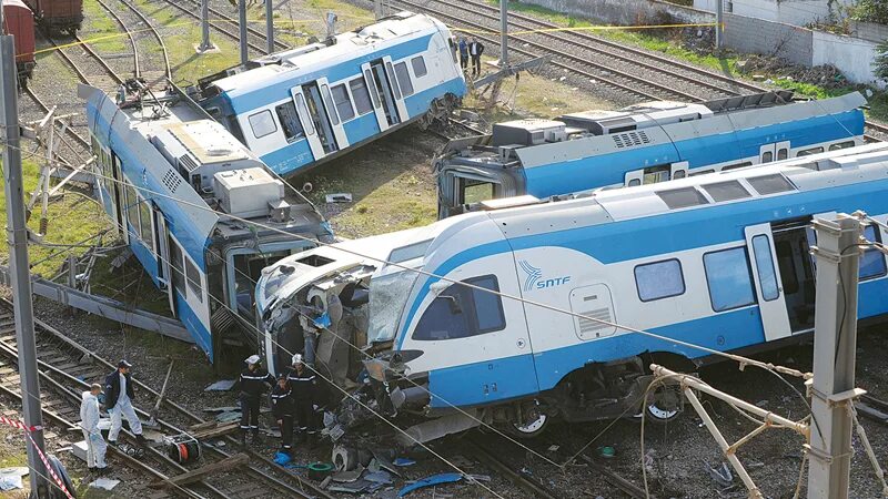 Ломаные поезда. Столкновение поездов в спб. Ломаные поезда. Брошенный поезд евростар. Ломаные поезда.