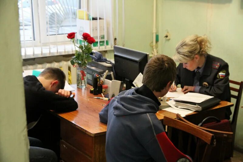 Отдел совершить. Подросток в отделении полиции. подразделение по делам несовершеннолетних. допрос несовершеннолетнего. подросток в отделе полиции.