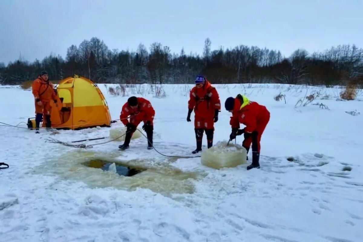 Река Оредеж прорубь. Спасатели Ленобласти. Женщина утонула в проруби в Ленинградской области. Оредеж утонула в проруби.