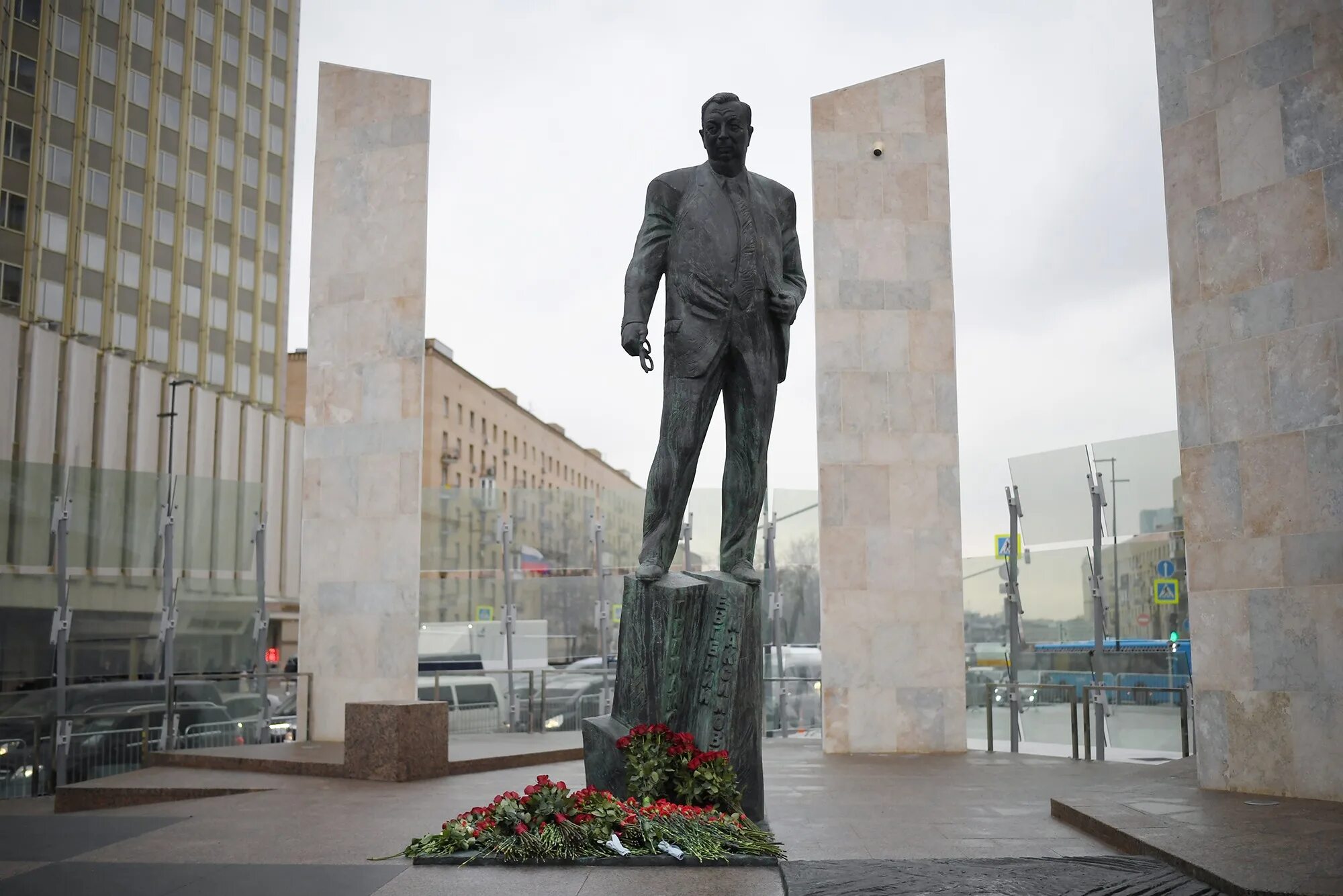 МИД памятник Примакову. Памятник Примакову на Смоленской площади в Москве. Памятник Евгению Примакову, Москва Франгулян. Примаков памятник на Смоленской площади.