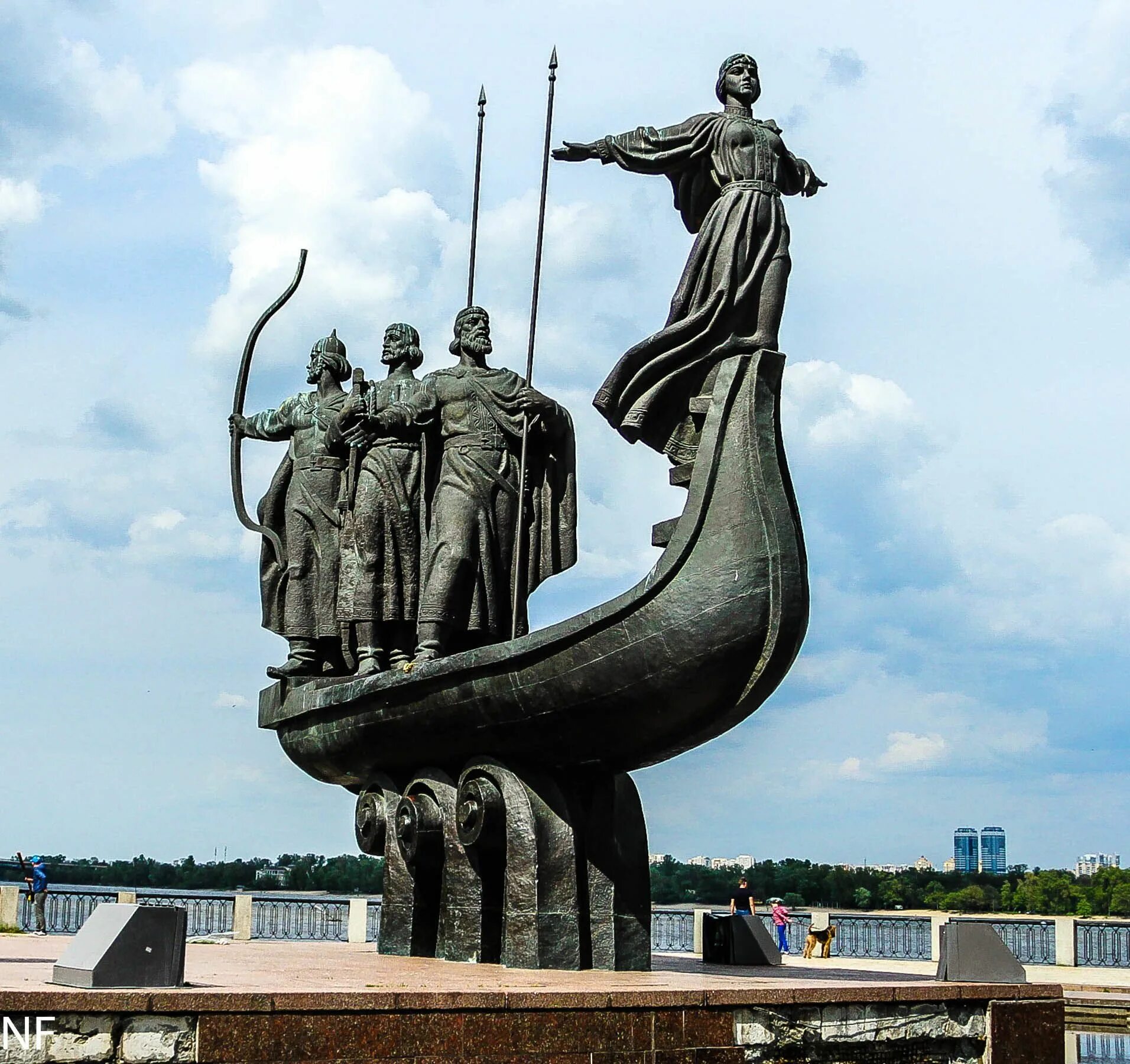 Легендарный основатель киева. Легендарный основатель киева. Киев памятник кий щек хорив. Памятник лыбедь кий щек и хорив. Легендарный основатель киева.