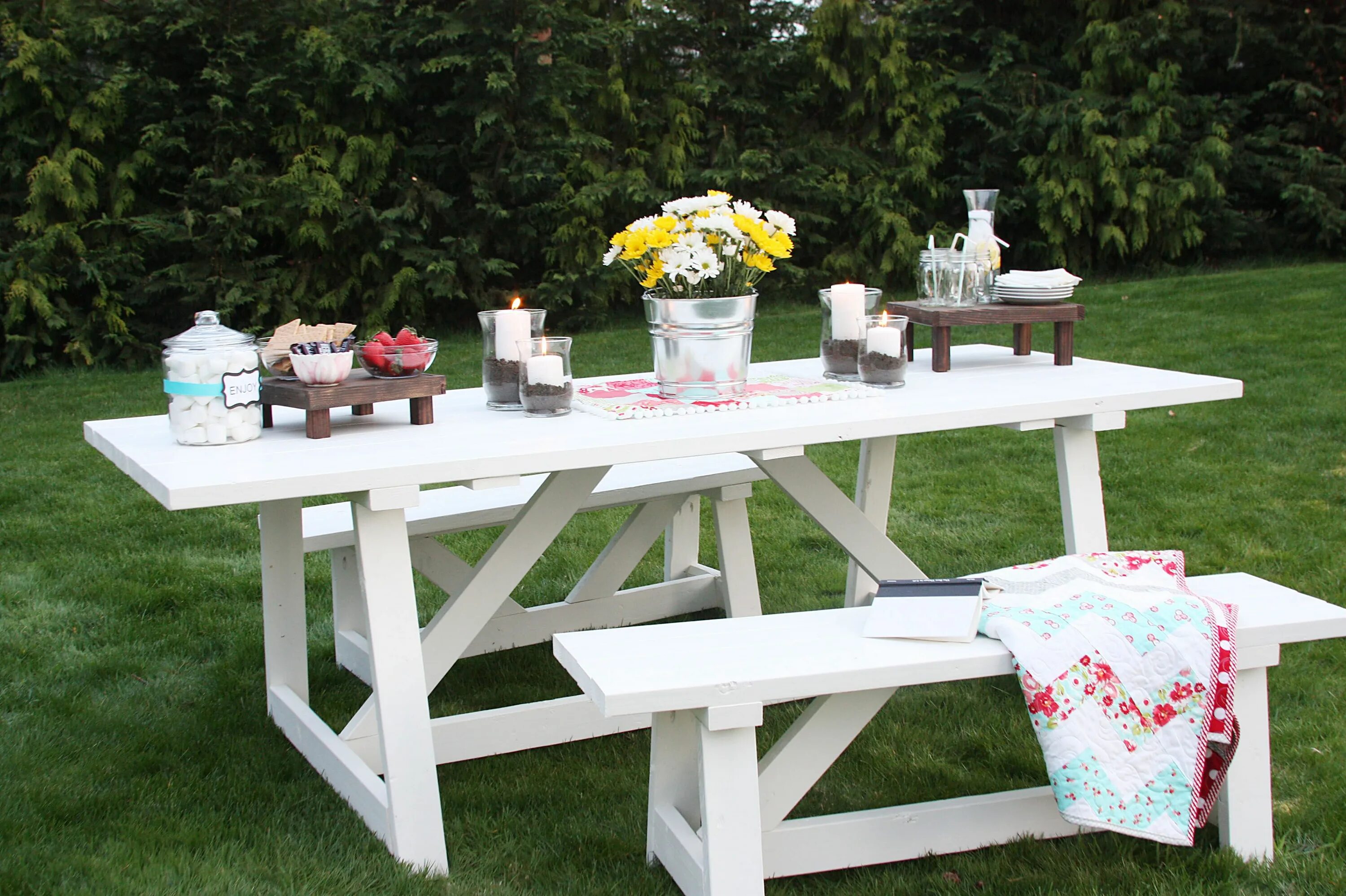 Уличный стол. Стол со скамейками. Стол с растениями. Splingb table garden. Деревянный столик в саду.