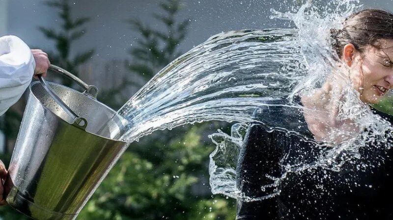Льет воду фото