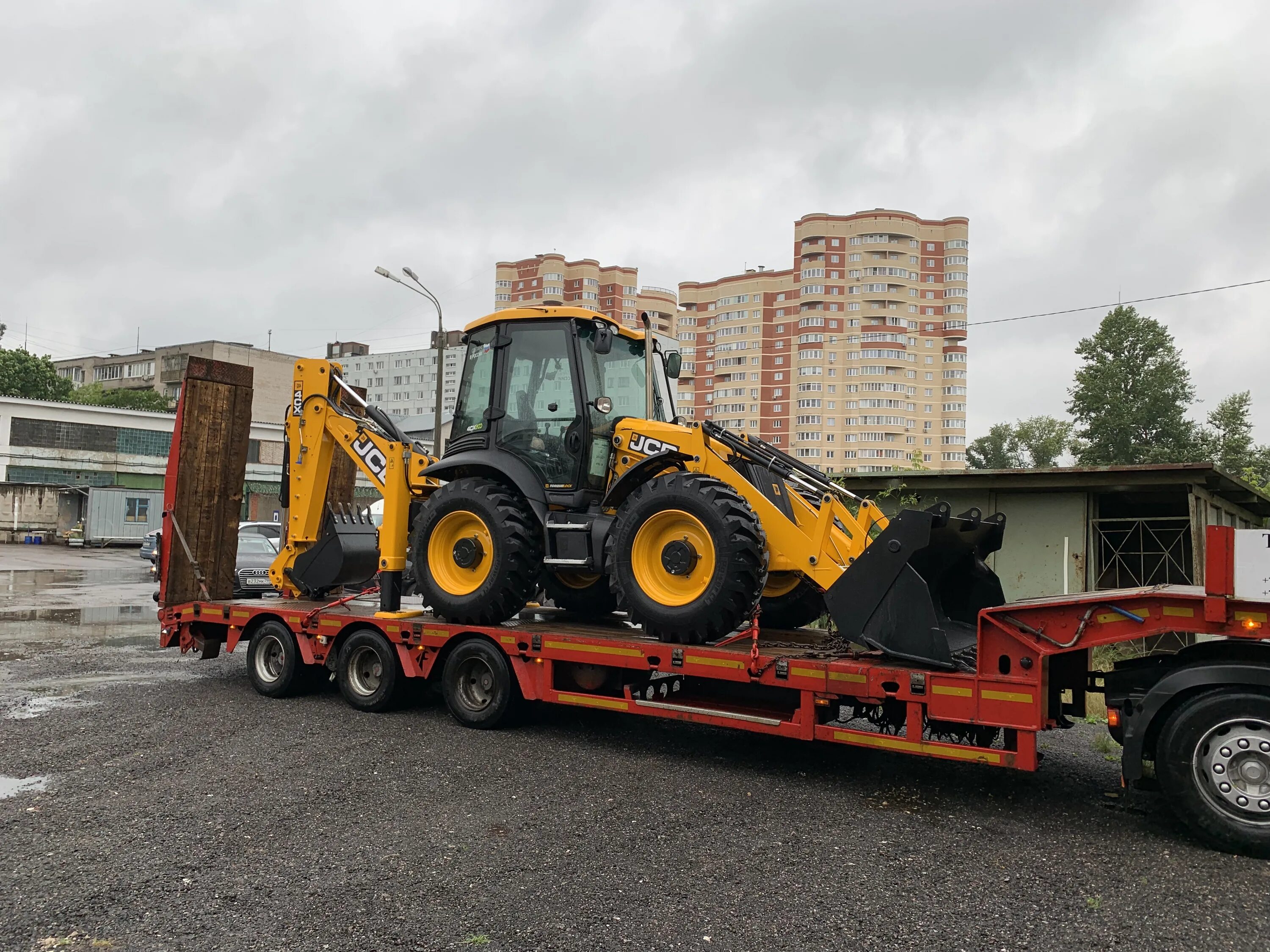 JCB 4cx на трале. 2 JSB экскаватор погрузчик на трале. Погрузчик JCB 4cx на трале. JCB 3cx на трале. Доставка экскаватора