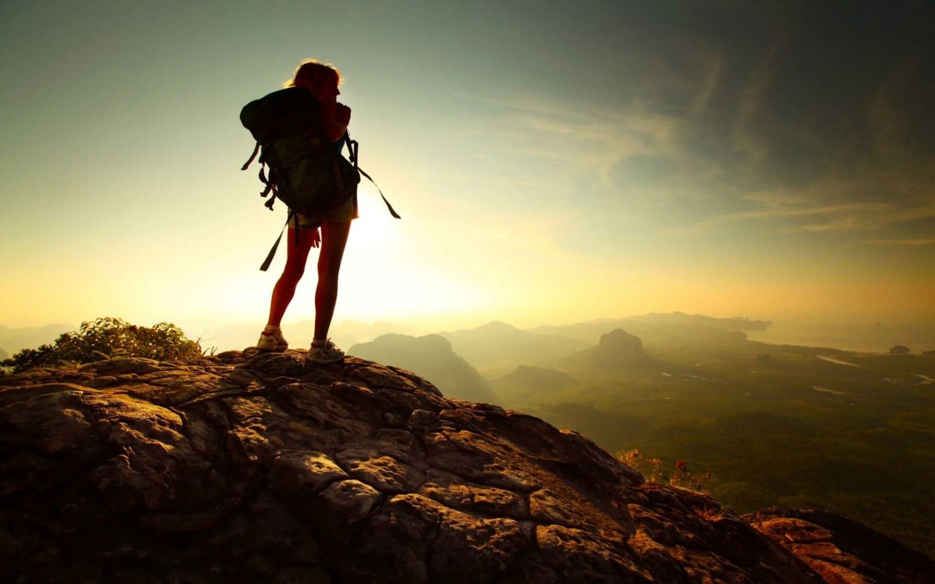 Art traveling. Девушка на вершине горы. Человек с рюкзаком. Человек на вершине горы. Фотосессия в горах.