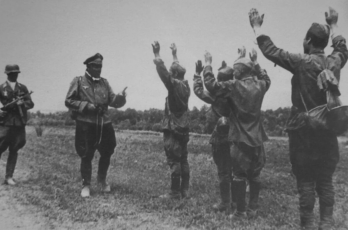 Попадет в плен к французам. Немецкие солдаты сдаются в плен 1941. Советские пленные ВОВ 1941. Немецкие солдаты сдаются в плен красной армии. Красноармейцы сдаются в плен 1941.