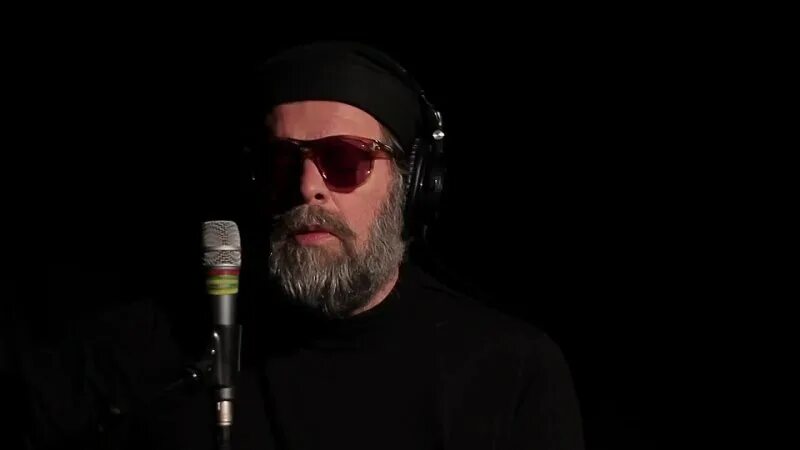 Слушать михаила гребенщик песни гребенщикова. Бг молодой. Слушать михаила гребенщик песни гребенщикова. Гребенщиков песня. Гребенщиков песня.