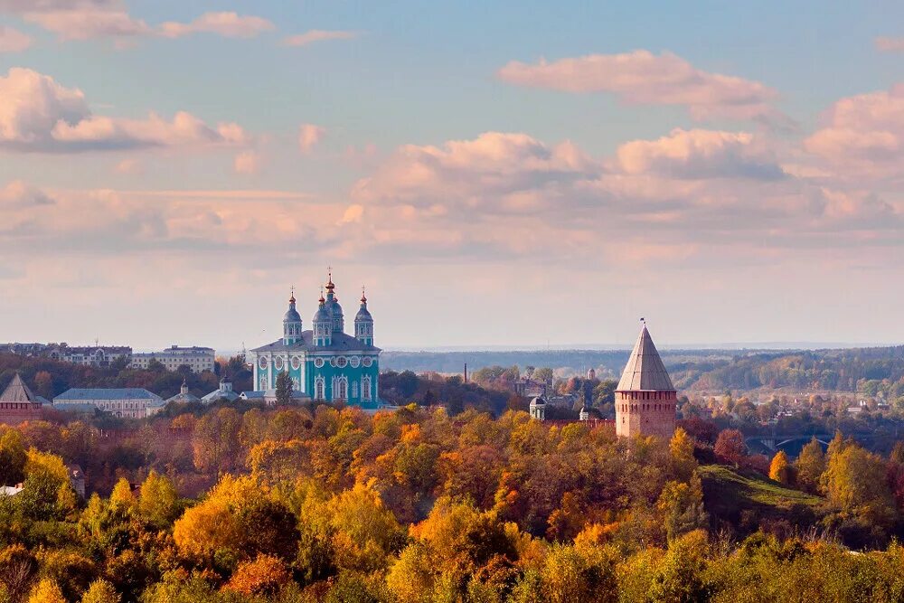 Страна города смоленск. Смоленск храм осень. Смоленск Кремль осенью. Холмы Смоленска.