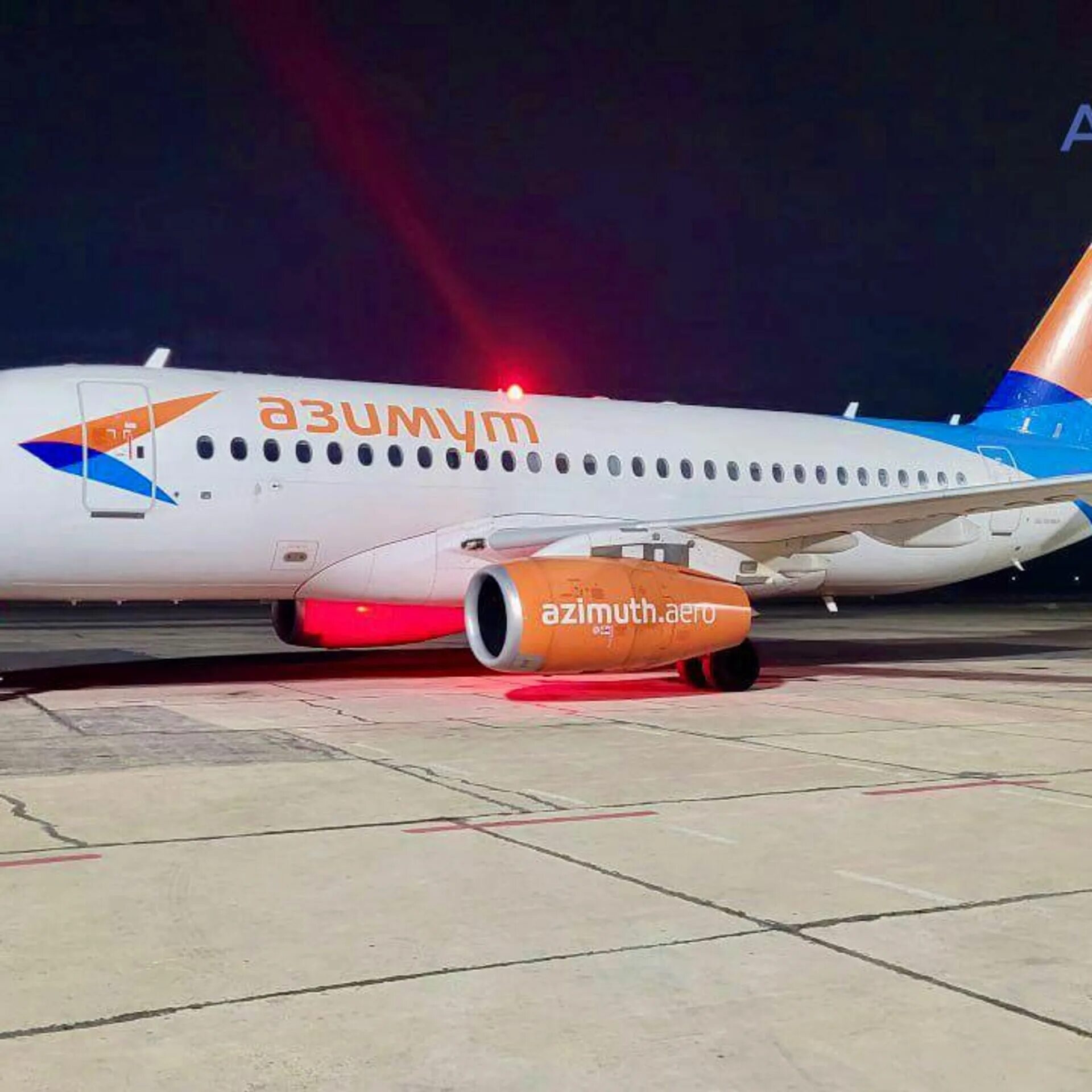 Ssj азимут. Авиакомпания азимут сочи. ssj 100 российские авиалинии. ssj-100 самолет азимут. ssj 100 azimuth.