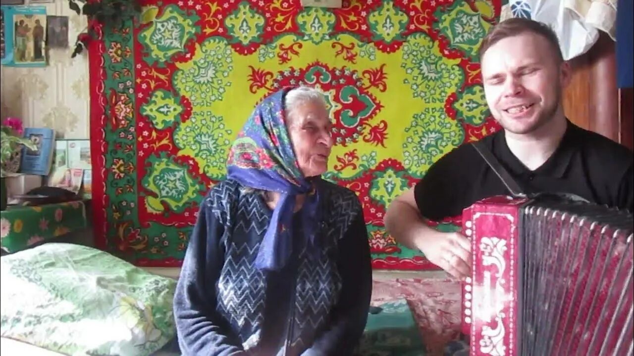 Пьяные поют видео. Бабушка и внук ерахтины поют под гармошку.