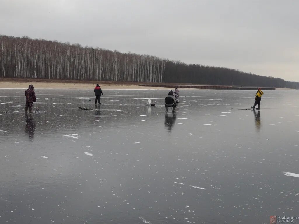 самый первый лед. таватуй зимой. лед на реке. зимняя рыбалка первый лед. чудское озеро вода.