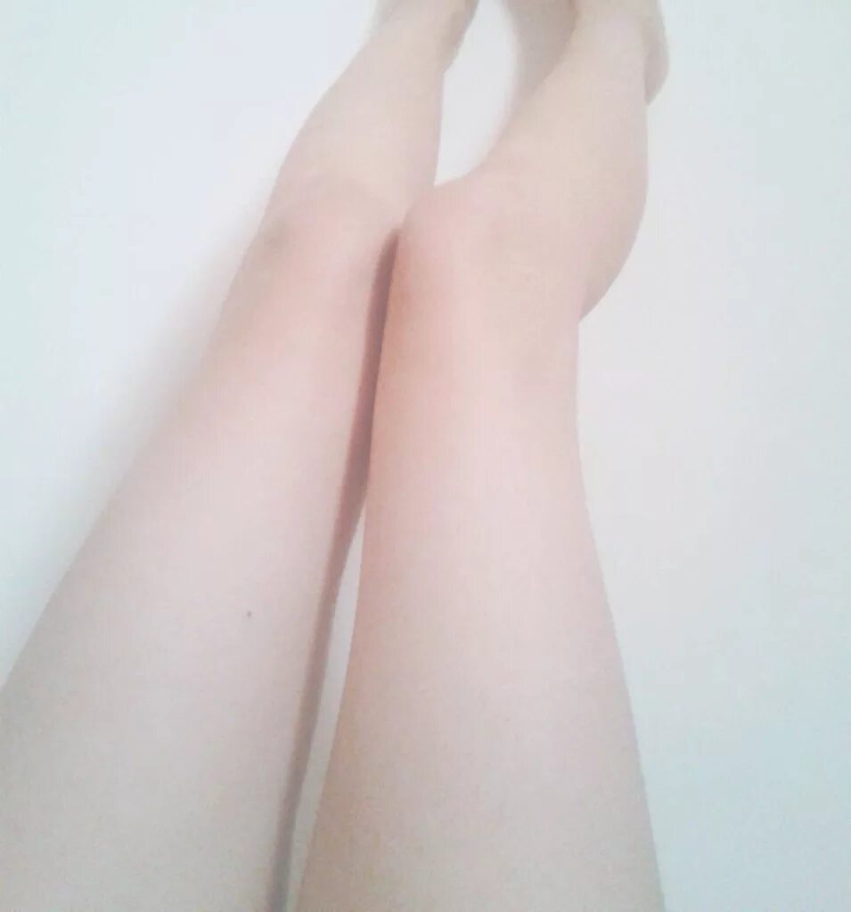 Бледные ноги. Бледные ноги девушки. Бледные женские стопы. Бледные бедра. Холодные бледные ноги