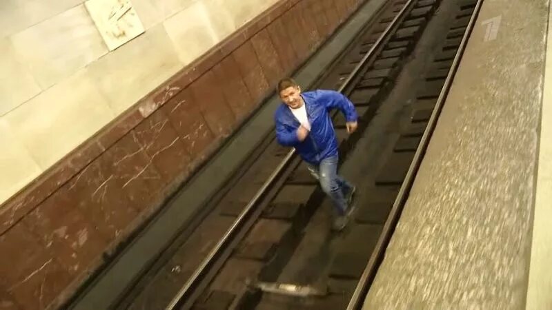 Что нужно делать в метро. Человек упал на рельсы в метро. мужчина упал на рельсы.