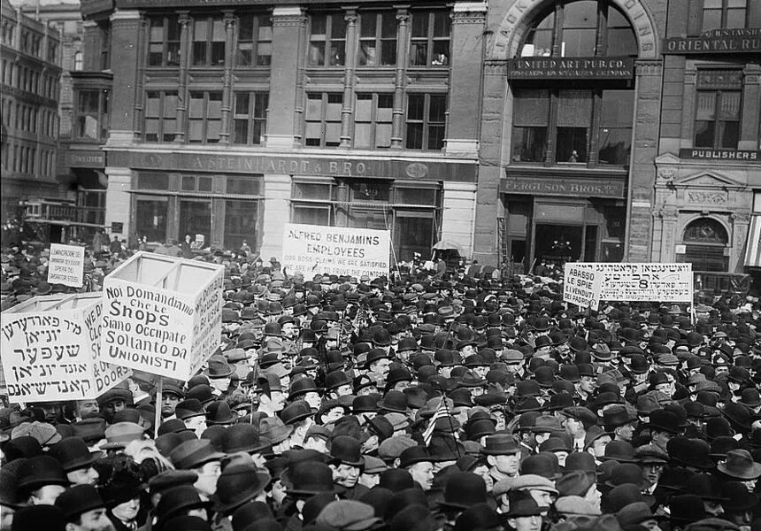 Рабочий день в 19 веке. 1 Мая США 1886. Забастовка в США 1 мая 1886. Митинг трудящихся из США В 1886 году. Первое мая Чикаго 1886.