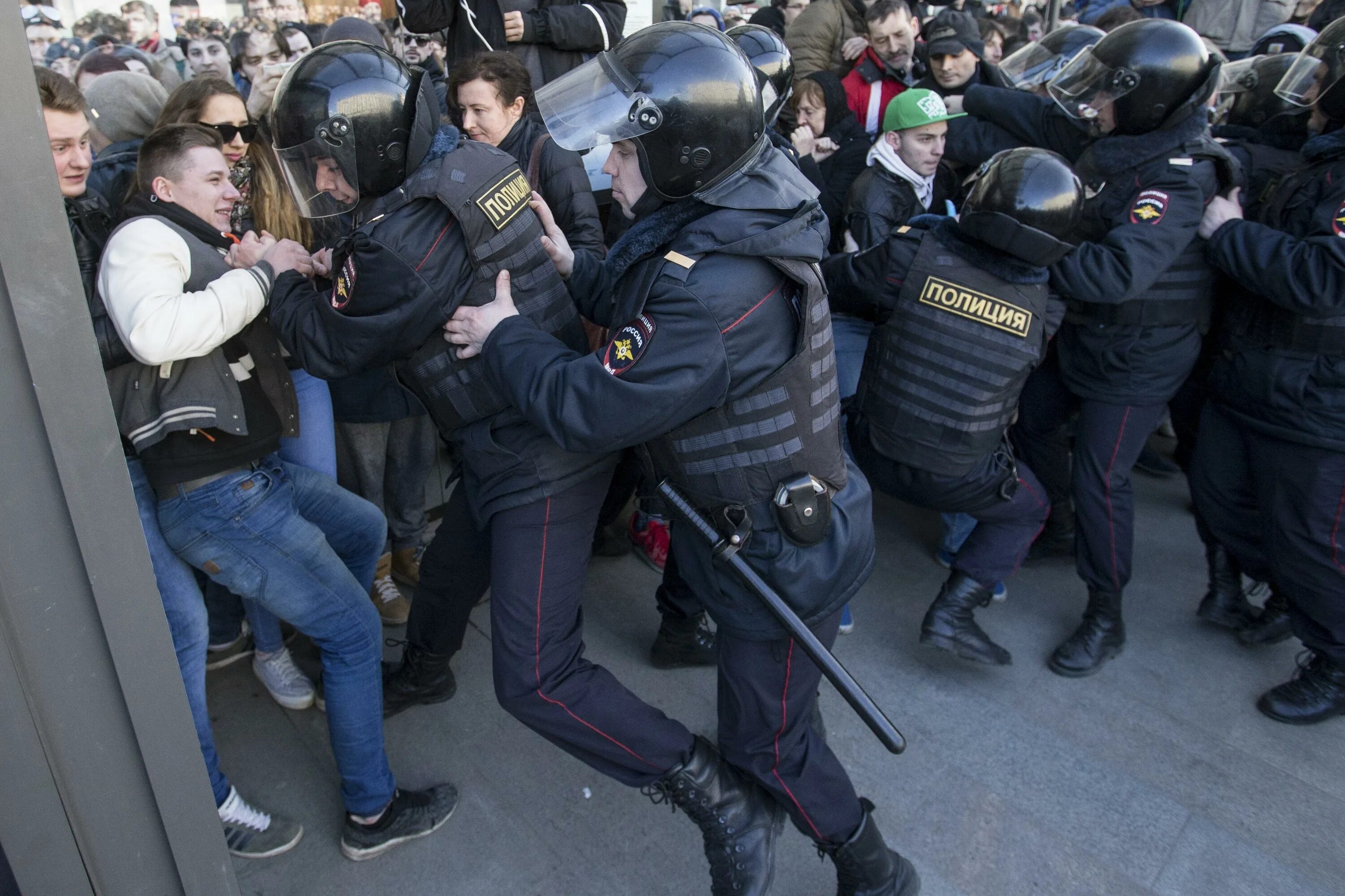 Нападение на сотрудника при исполнении. Нападение на сотрудника при исполнении. Нападение на полицейского. Нападение на сотрудника при исполнении. Полицейские подрались.