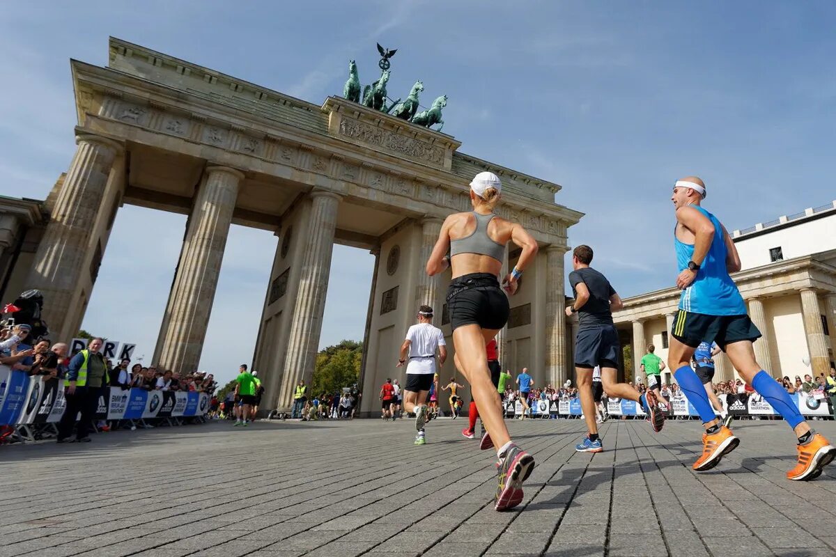 Один в берлине. Марафон Берлин. Берлинский марафон 2022. Марафон в Германии. Забеги в Германии.