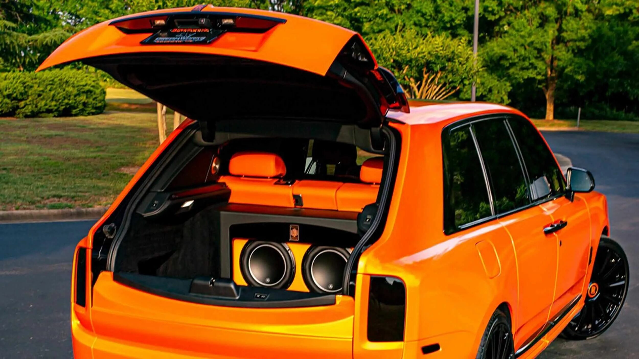 Включи оранжевый автомобиль. Rolls Royce Cullinan Orange. Rolls Royce Cullinan оранжевый. Тюнингованный Роллс Ройс Куллинан оранжевый. Rolls Royce Cullinan багажник.