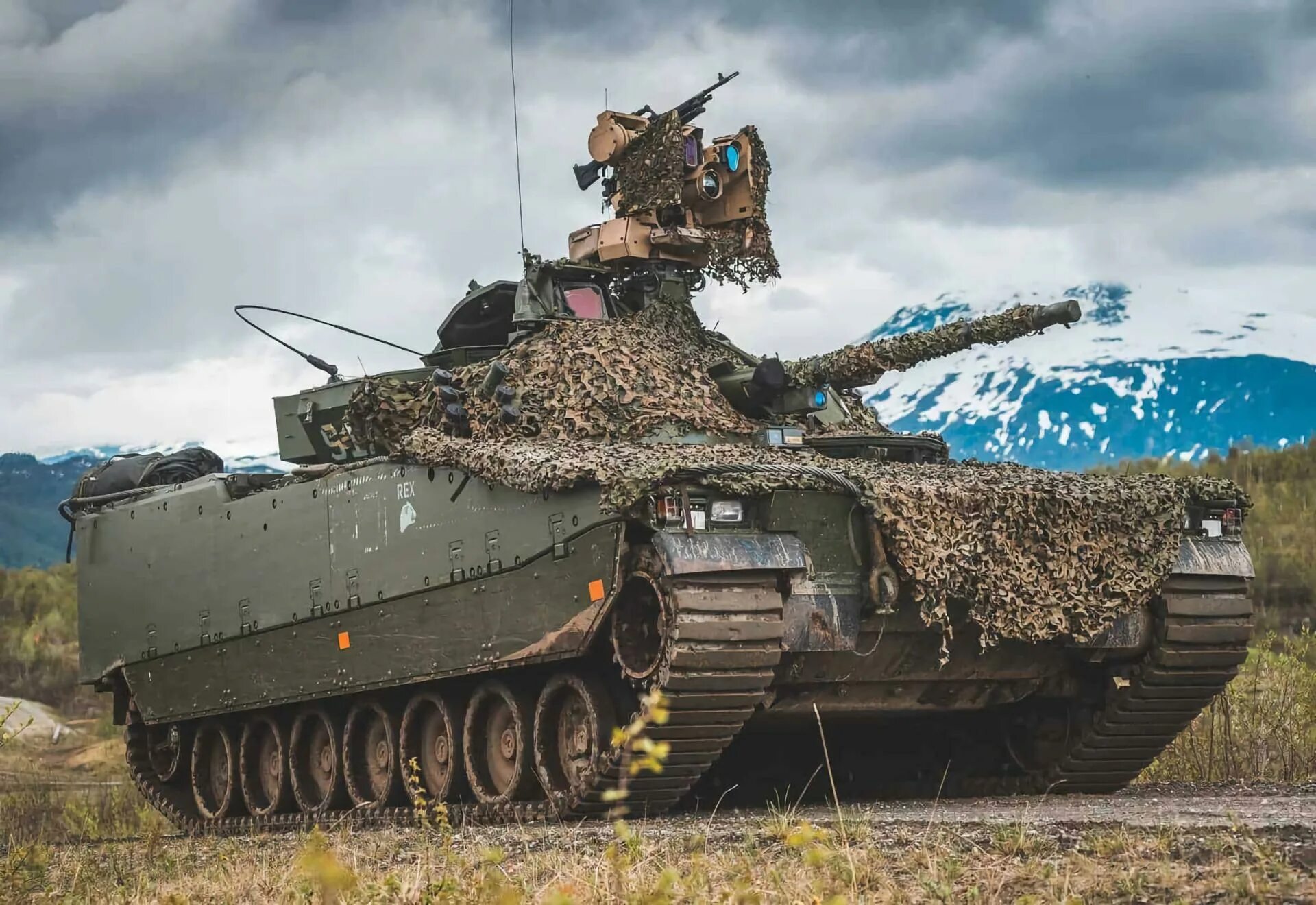 Бмп cv90. Бмп cv90 норвегия. cv 90 norwegian. бмп cv90 зенитная. бмп cv90 для норвегии 2017.