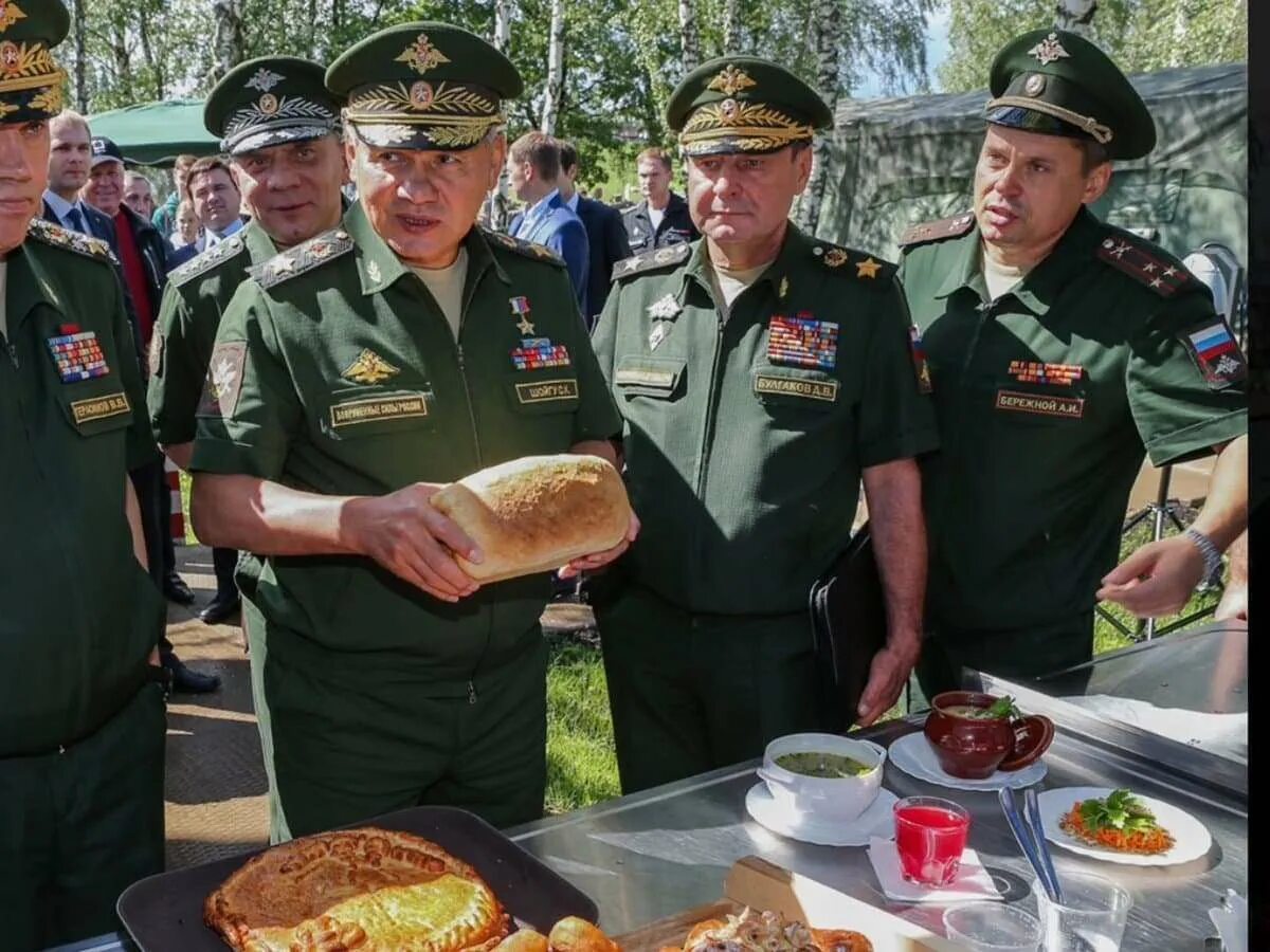 Служба в полевых условиях. Тыл вс РФ Полевая кухня. Полевые кухни Российской армии. Полевая кухня армии РФ. День вещевой и продовольственной службы Вооруженных.